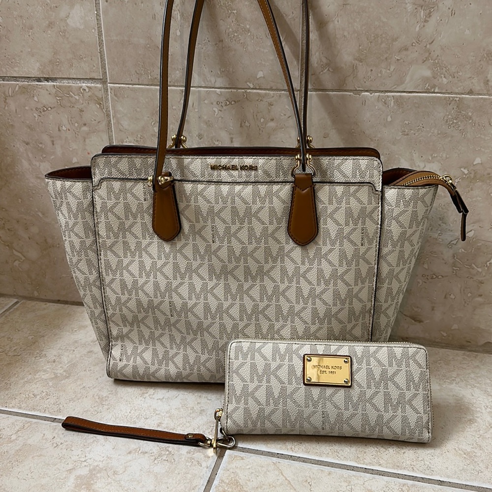 Michael Kors Dee Dee Large Convertible Vanilla PVC Satchel and Jet Set Wallet